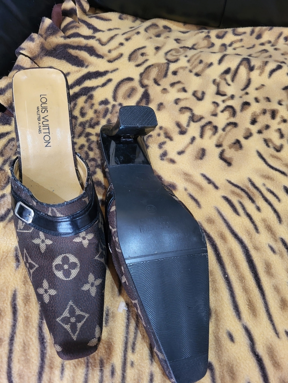 SHOES - Picture 5 of 6